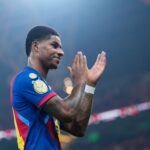 O técnico do Manchester United, Ruben Amorim, dando instruções a Marcus Rashford.