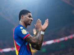 Marcus Rashford ri por último de Ruben Amorim e conquista seu primeiro troféu pelo Barcelona, com uma recepção O técnico do Manchester United, Ruben Amorim, dando instruções a Marcus Rashford.