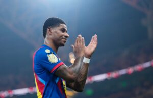 Marcus Rashford ri por último de Ruben Amorim e conquista seu primeiro troféu pelo Barcelona, com uma recepção O técnico do Manchester United, Ruben Amorim, dando instruções a Marcus Rashford.