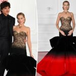 Margot Robbie arrasa com um impressionante vestido vermelho e preto ao lado de Jacob Elordi na estreia de 'O Morro dos Ventos Uivantes'
