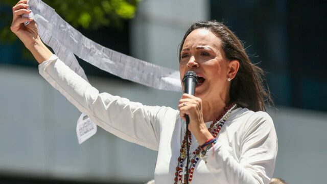 Maria Corina Machado surge como principal sucessora potencial após a queda de Maduro
