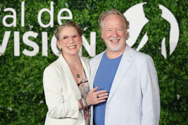 ARQUIVO - O ator Timothy Busfield sorri antes de um jogo de futebol americano da NFL em Detroit, 14 de setembro de 2025. (AP Photo/Paul Sancya, Arquivo)