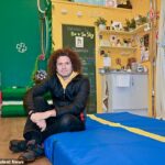 Diego Altamirano, 48, dentro do estúdio de pole dancing no quintal que ele dirige com sua esposa Beike Himestra, 45. Moradores temem um 'pesadelo' de estacionamento caso o conselho aprove a permissão do casal para estender o horário de funcionamento do espaço