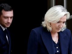 Marine Le Pen chega para recurso de peculato no tribunal de Paris Yahoo news home