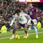 Benjamin Sesko e Bruno Fernandes aplaudem os torcedores do Manchester United.