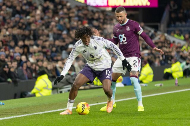 Benjamin Sesko e Bruno Fernandes aplaudem os torcedores do Manchester United.