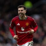 Mason Mount, do Manchester United, marca um gol que mais tarde foi anulado por impedimento pelo VAR durante a partida da Premier League entre Manchester United e Manchester City em Old Trafford em 17 de janeiro de 2026