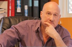 Mark Jones, diretor de ‘Leprechaun’ e ‘Rumpelstiltskin’, morre aos 72 anos Mark Jones, diretor de 'Leprechaun' e 'Rumpelstiltskin', morre aos 72 anos