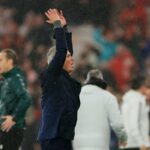 O técnico do Manchester United, Ruben Amorim, comemora o gol da vitória durante a partida de futebol da segunda mão das quartas de final da UEFA Europa League 2024/25 entre Manchester United (Man U) e Olympique Lyonnais (OL, Lyon) no estádio Old Trafford, em 17 de abril de 2025