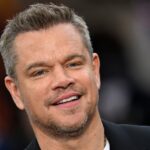 Matt Damon diz que a Netflix quer que os filmes reafirmem o 'enredo três ou quatro vezes no diálogo' porque os espectadores estão em 'seus telefones enquanto assistem'