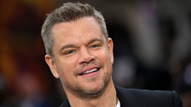 Matt Damon diz que a Netflix quer que os filmes reafirmem o 'enredo três ou quatro vezes no diálogo' porque os espectadores estão em 'seus telefones enquanto assistem'

