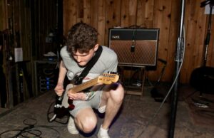 Matt Kwasniewski-Kelvin, guitarrista do Black Midi, morre aos 26 anos Matt Kwasniewski-Kelvin, guitarrista do Black Midi, morre aos 26 anos