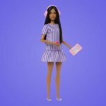 Detalhes da Barbie autista, mostrando closes de seu tablet, girador de agitação e rosto.