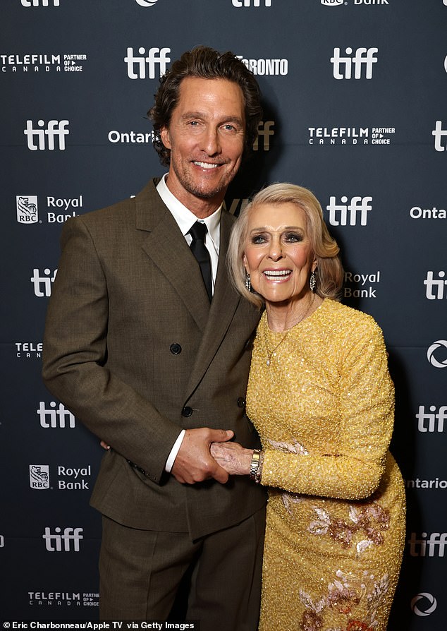Matthew McConaughey comemora o 94º aniversário de sua mãe Kay Matthew McConaughey postou uma homenagem de aniversário para sua mãe Mary 'Kay' McCabe - apelidada de 'MaMac' - que divide sua mansão de sete quartos de US$ 6 milhões em Austin, TX (foto em 5 de setembro)
