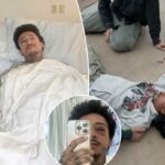 Nyjah Huston deitado no chão cercado por outros três homens, com sangue no chão próximo à cabeça.