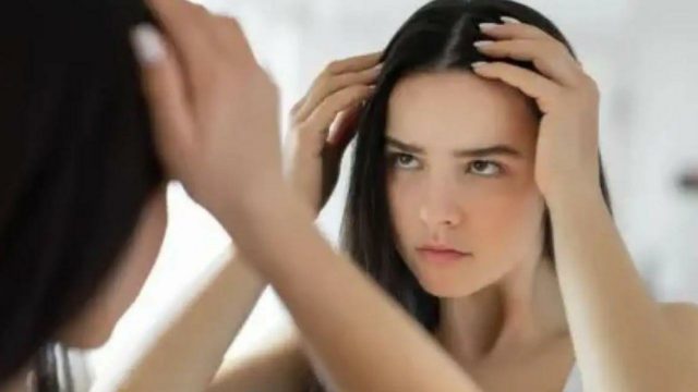 Médicos de Mumbai veem aumento de 30% na queda de cabelo entre mulheres ligadas à SOP
