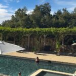 Os lindos clipes, enviados ao Instagram, mostram Lilibet, de quatro anos, causando um mergulho na água - acompanhada pelo que parece ser a mãe de Meghan, Doria Ragland.