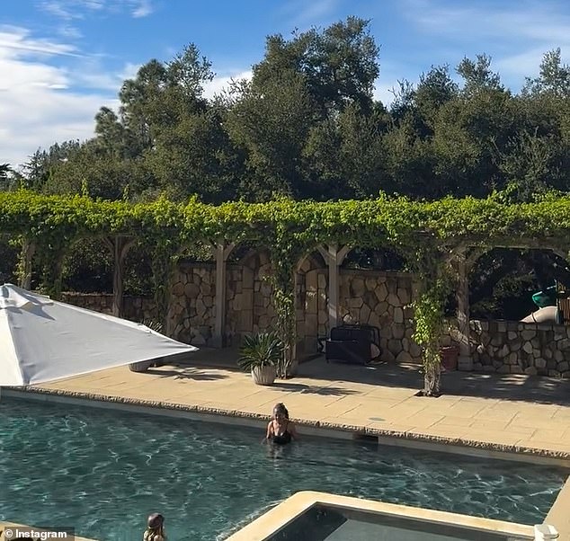 Meghan Markle posta vídeos emocionantes de Lilibet e Archie mergulhando Os lindos clipes, enviados ao Instagram, mostram Lilibet, de quatro anos, causando um mergulho na água - acompanhada pelo que parece ser a mãe de Meghan, Doria Ragland.