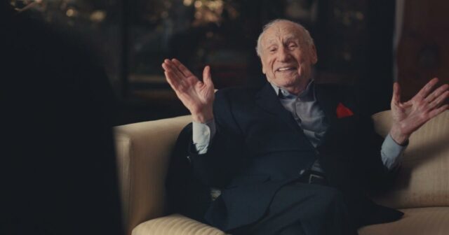 'Mel Brooks: o homem de 99 anos!' narra o gênio cômico de uma lenda viva
