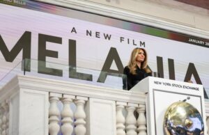Melania Trump toca o sino de abertura da NYSE, colocando a promoção de seu documentário no centro do mundo dos negócios Yahoo news home