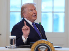 Melhor um buraco no chão do que o salão de baile idiota de Trump Detritos são vistos em uma parte praticamente demolida da Ala Leste da Casa Branca, quinta-feira, 23 de outubro de 2025, em Washington, antes da construção de um novo salão de baile. (Foto AP/Jacquelyn Martin)