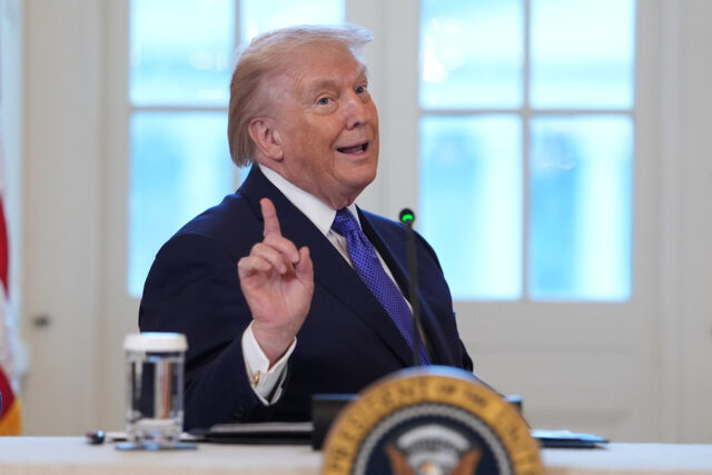 Melhor um buraco no chão do que o salão de Detritos são vistos em uma parte praticamente demolida da Ala Leste da Casa Branca, quinta-feira, 23 de outubro de 2025, em Washington, antes da construção de um novo salão de baile. (Foto AP/Jacquelyn Martin)