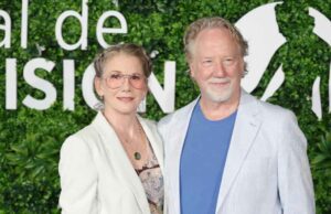 Melissa Gilbert ‘fica com’ Timothy Busfield depois que ele se rende à polícia GettyImages-1499942570-melissa-gilbert-quebra-o-silêncio