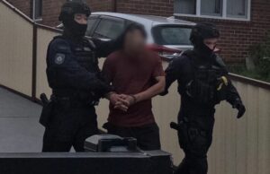 Membro dos Comancheros acusado após Raptor Squad invadir casas em Sydney Membro dos Comancheros acusado após Raptor Squad invadir casas em Sydney