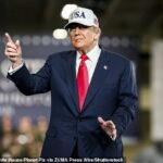 Trump sobe ao palco para fazer comentários a marinheiros e fuzileiros navais dentro do hangar do porta-aviões da classe Nimitz USS George Washington nas atividades da frota em Yokosuka, 28 de outubro de 2025 em Yokosuka, Japão