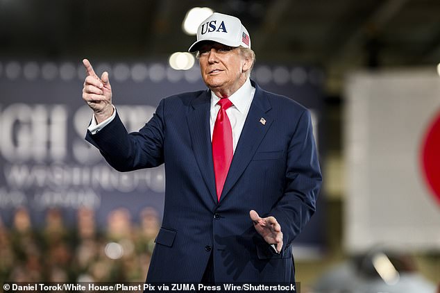 Mercado de ações enlouquece enquanto Wall Street faz grande aposta Trump sobe ao palco para fazer comentários a marinheiros e fuzileiros navais dentro do hangar do porta-aviões da classe Nimitz USS George Washington nas atividades da frota em Yokosuka, 28 de outubro de 2025 em Yokosuka, Japão