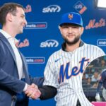 David Stearns parabeniza o infielder Bo Bichette em sua coletiva de imprensa introdutória no Citi Field, quarta-feira, 21 de janeiro de 2026, em Queens, NY.
