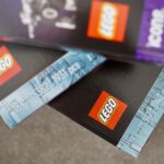 Dois tijolos de lego em uma praia na arte principal do Lego Voyagers