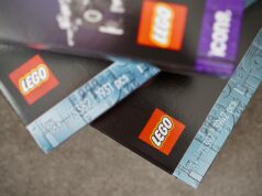 Meu anúncio mais esperado da CES 2026 é sobre tijolos, não telefones Dois tijolos de lego em uma praia na arte principal do Lego Voyagers