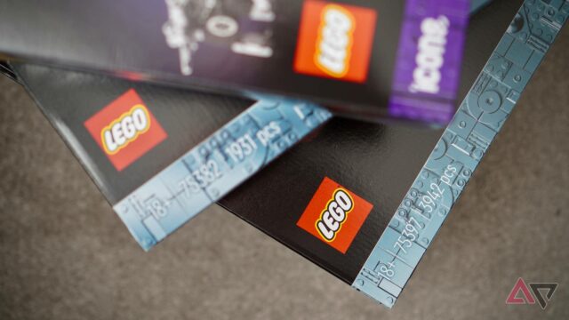 Dois tijolos de lego em uma praia na arte principal do Lego Voyagers