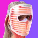 Uma mulher usando uma máscara facial de LED