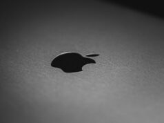 Meu retorno a ser um cara com dois Macs realmente funcionou para mim Meu retorno a ser um cara com dois Macs realmente funcionou para mim | Close do logotipo da Apple em um Mac