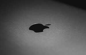 Meu retorno a ser um cara com dois Macs realmente funcionou para mim Meu retorno a ser um cara com dois Macs realmente funcionou para mim | Close do logotipo da Apple em um Mac