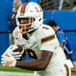 Elija Lofton reage durante o quarto período contra o Ohio State Buckeyes após o jogo das quartas de final do College Football Playoff no AT&T Stadium em 31 de dezembro de 2025 em Arlington, Texas.