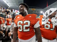 Miami perde atacante ofensivo para adversário nos playoffs do futebol universitário Miami Hurricanes offensive lineman Tommy Kinsler IV.