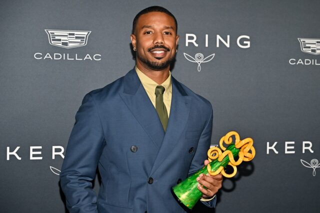 Michael B. Jordan ganha prêmio ícone no Palm Springs Film Awards e revela acessórios de 'pecadores' que levou para casa
