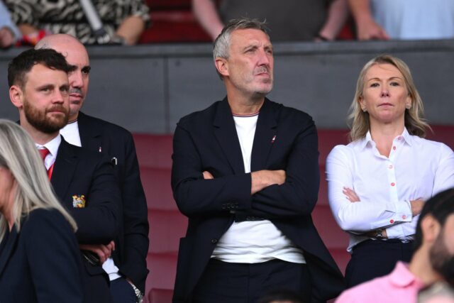 O técnico do Manchester United, Michael Carrick, comemora no final da partida da Premier League entre Manchester United e Arsenal em Old Trafford, em 2 de dezembro de 2021