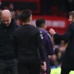 Gary Neville reage a Michael Carrick antes da partida da Premier League entre Manchester United e Manchester City em Old Trafford em 2026 em Manchester, Inglaterra.