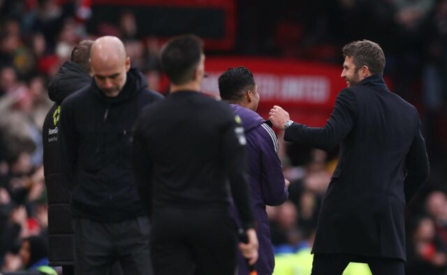 Gary Neville reage a Michael Carrick antes da partida da Premier League entre Manchester United e Manchester City em Old Trafford em 2026 em Manchester, Inglaterra.