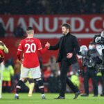 Patrick Dorgu comemora com seus companheiros durante a partida da Premier League entre Manchester United e Newcastle United.