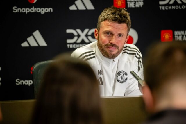 Godwill Kukonki sai pelo Manchester United com uniforme branco.