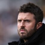 O técnico do Manchester United, Michael Carrick, comemora no final da partida da Premier League entre Manchester United e Arsenal em Old Trafford, em 2 de dezembro de 2021