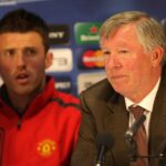 O técnico do Manchester United, Michael Carrick, comemora no final da partida da Premier League entre Manchester United e Arsenal em Old Trafford, em 2 de dezembro de 2021