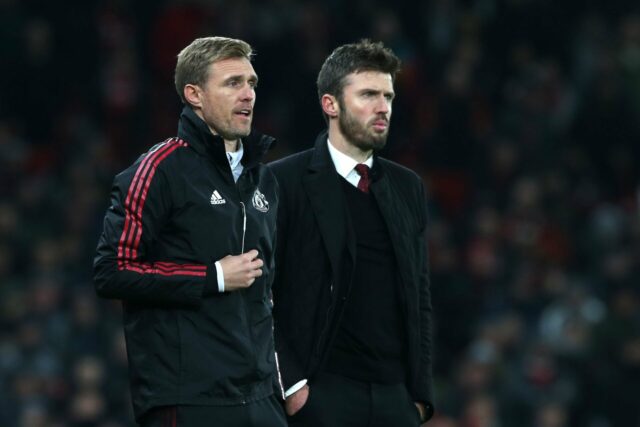 O técnico do Manchester United, Michael Carrick, comemora no final da partida da Premier League entre Manchester United e Arsenal em Old Trafford, em 2 de dezembro de 2021