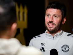 Michael Carrick tem ‘respeito’ pelos fãs do Man Utd antes do protesto: ‘Não estou ofendido…’ Milhares de torcedores do Manchester United param com uma faixa