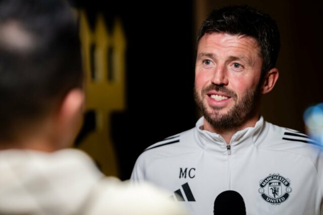 Milhares de torcedores do Manchester United param com uma faixa